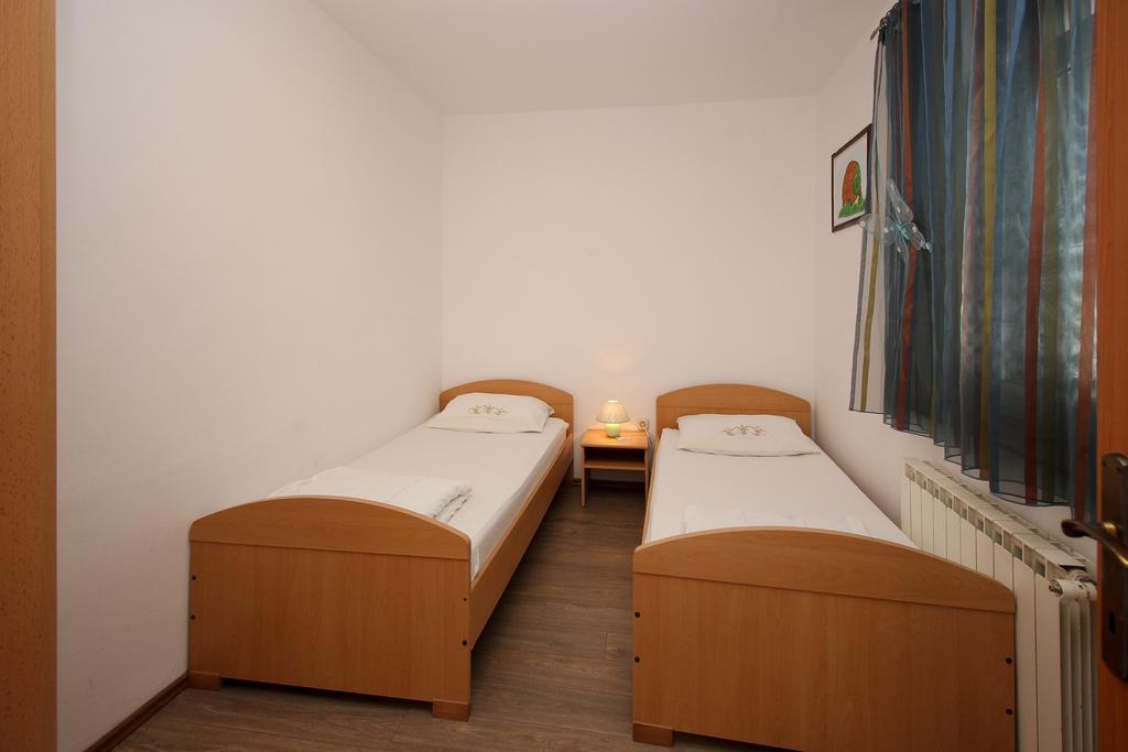 Apartment Drazen Šilo Szoba fotó