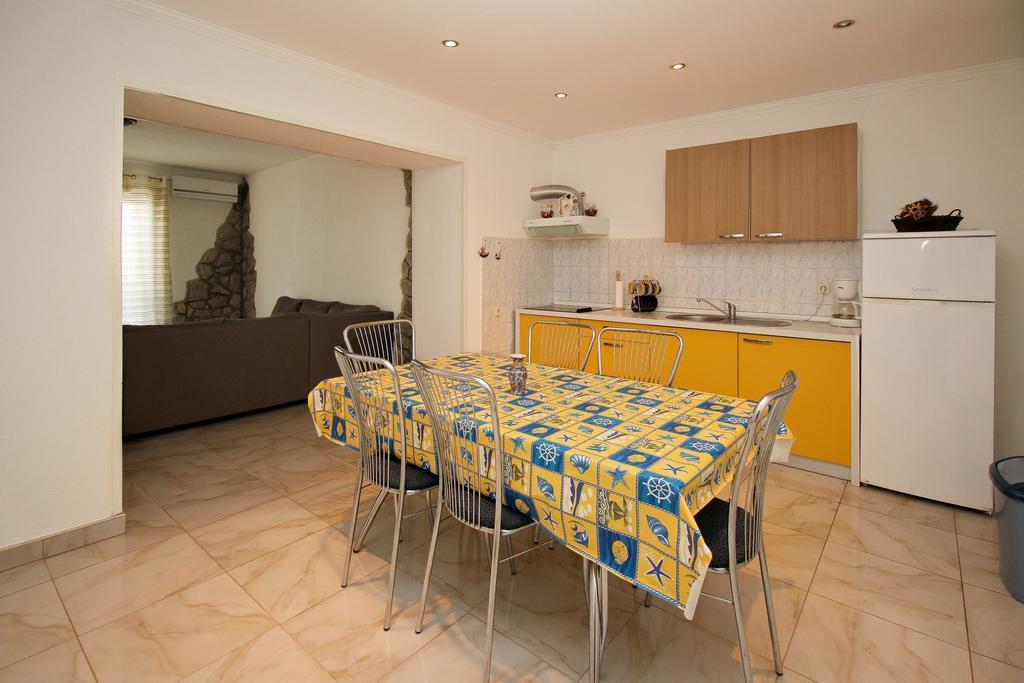 Apartment Drazen Šilo Szoba fotó